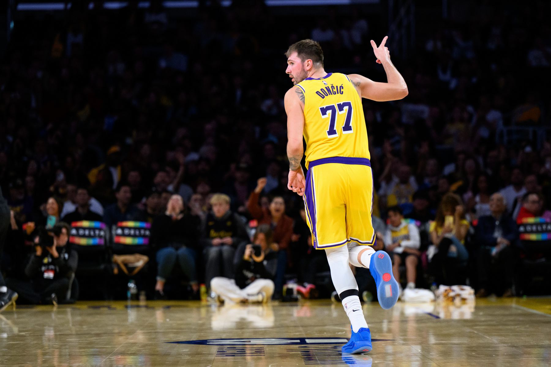 The Lakers defeated the Bucks at halftime! Doncic had 21 points and 5 assists, and the bench players did not miss a single goal.